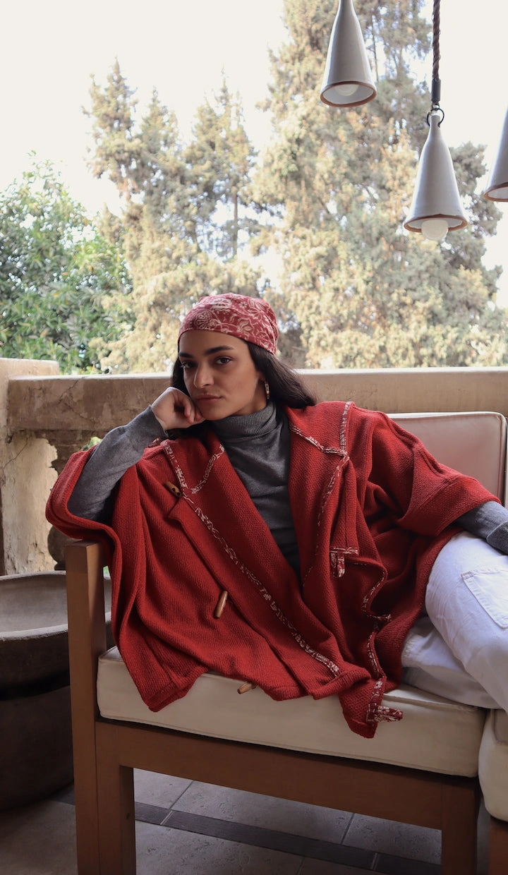 Brick Poncho Freedom: Move Boldly, Stay Cozy. Your Perfect Autumn Essential.